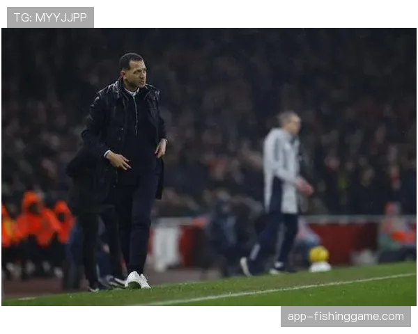 门将失误送礼，韩国队世预赛因后场传球被断导致丢球